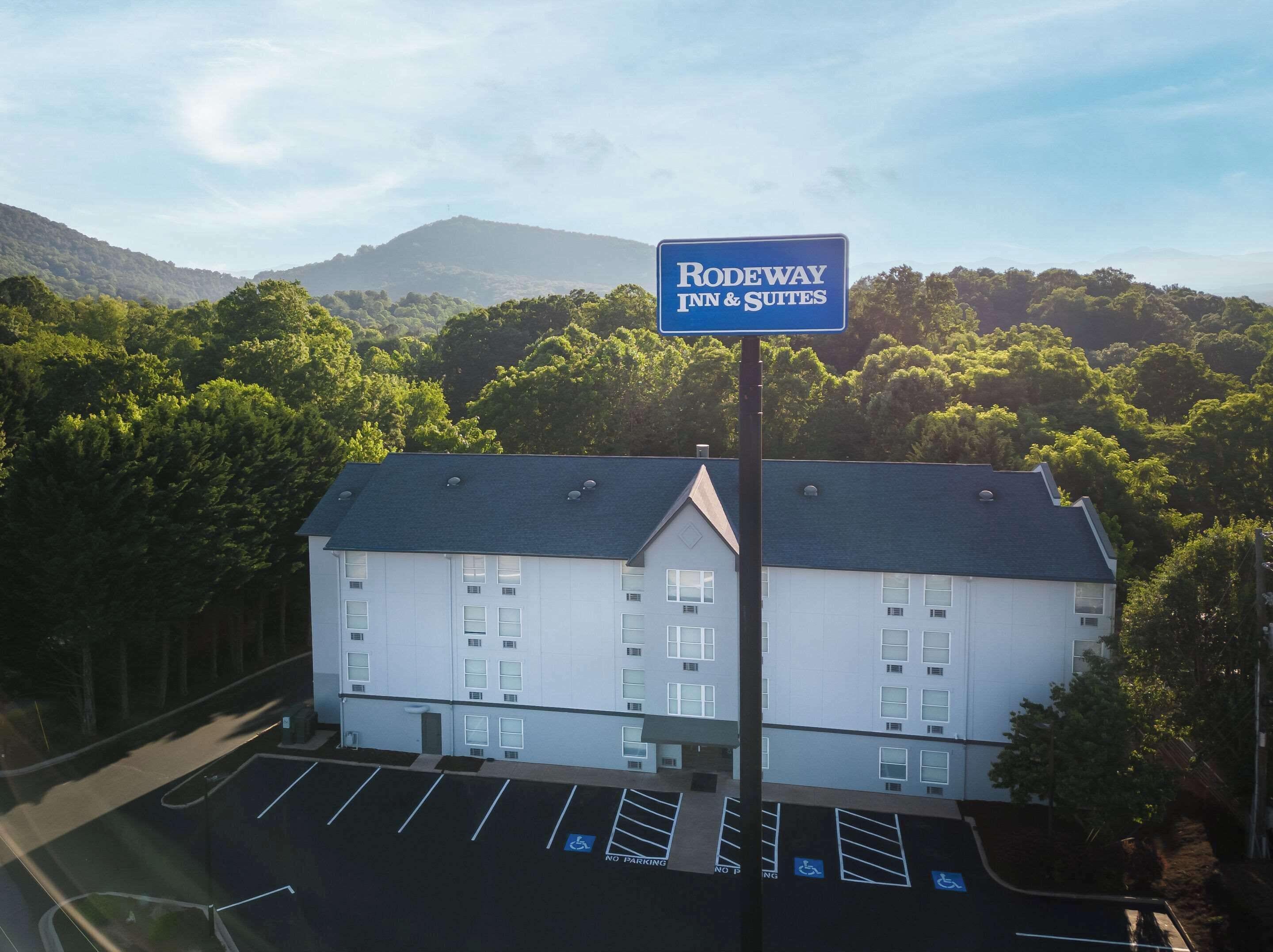 8 Budget Hotels Near Diana Wortham Theatre Worth Booking