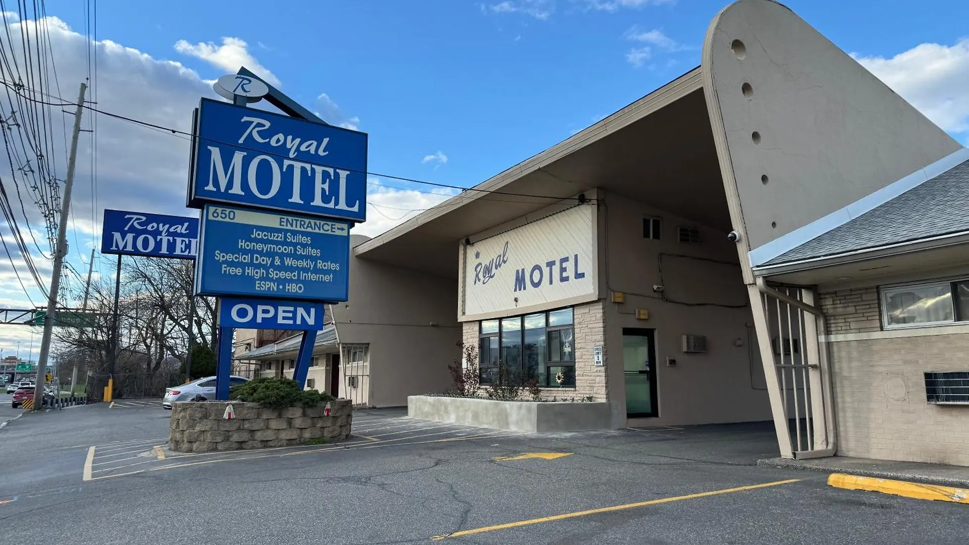 7 Airport-Connected Hotels Near High Line Worth Booking