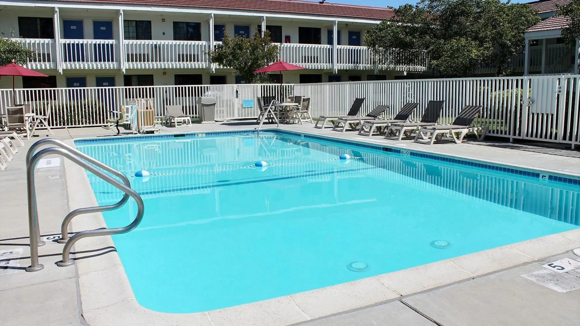 7 Airport Hotels Near Throop Park That Deliver Value