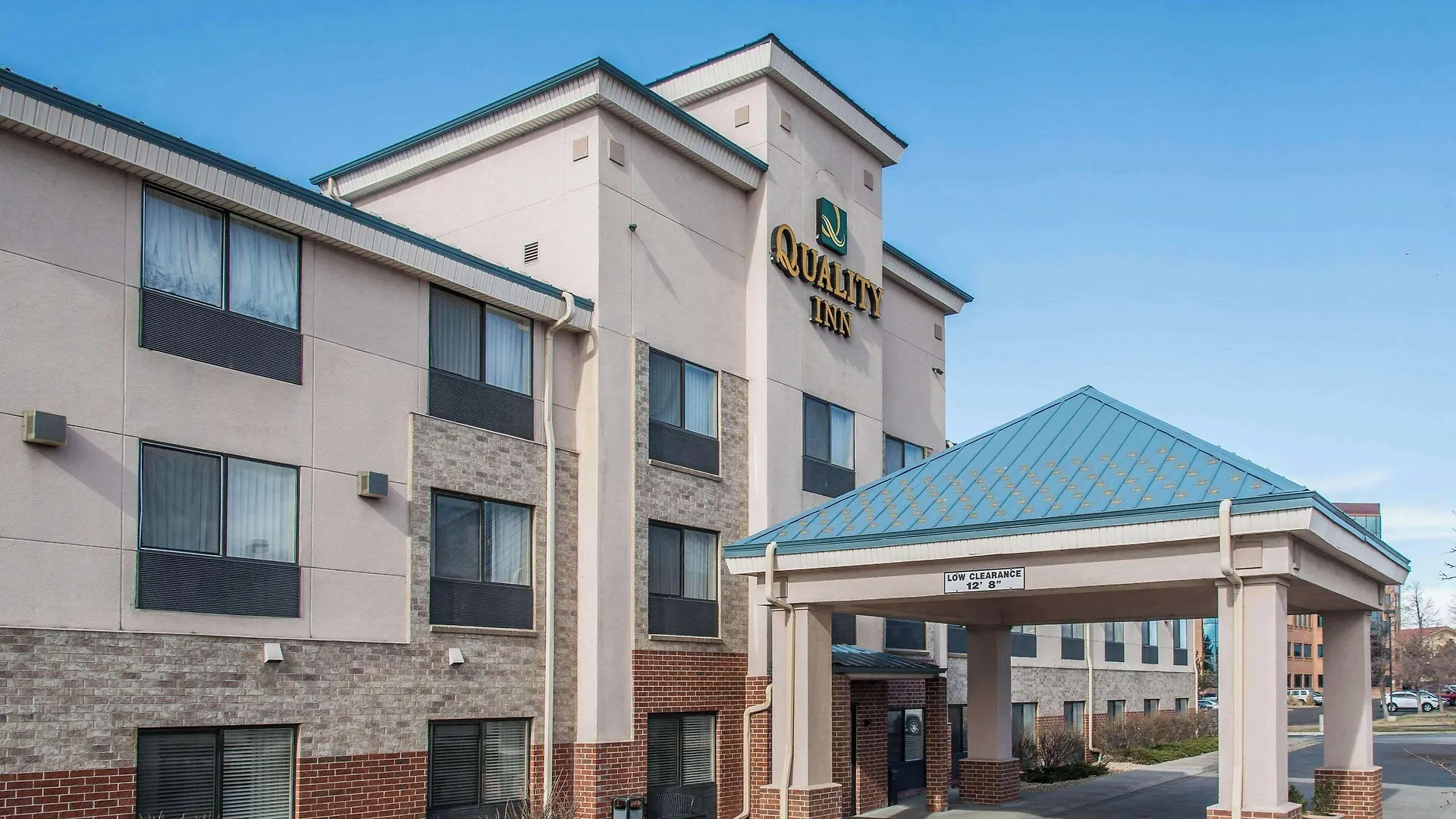 4 Affordable 2-Star Hotels Close to Butterfly Pavilion