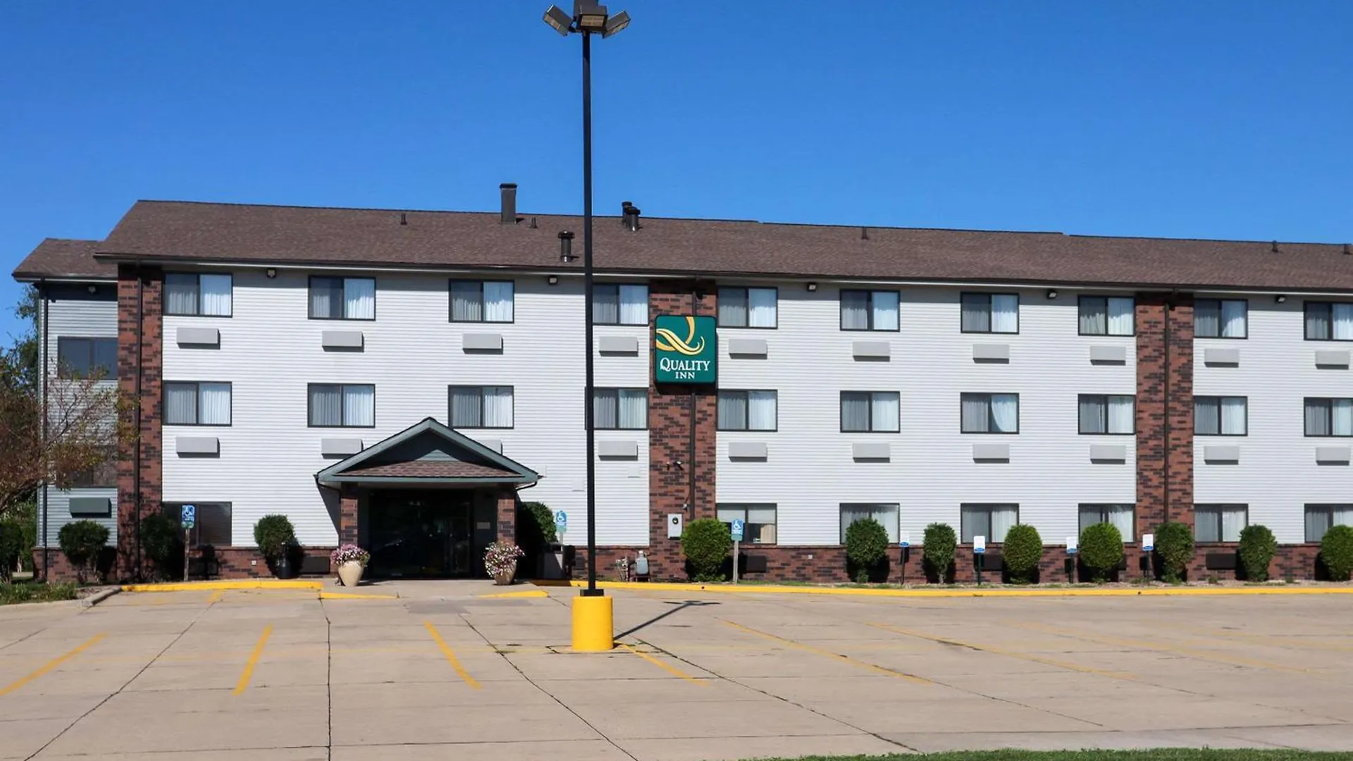 4 Airport Hotels Near US Cellular Coliseum Worth Booking